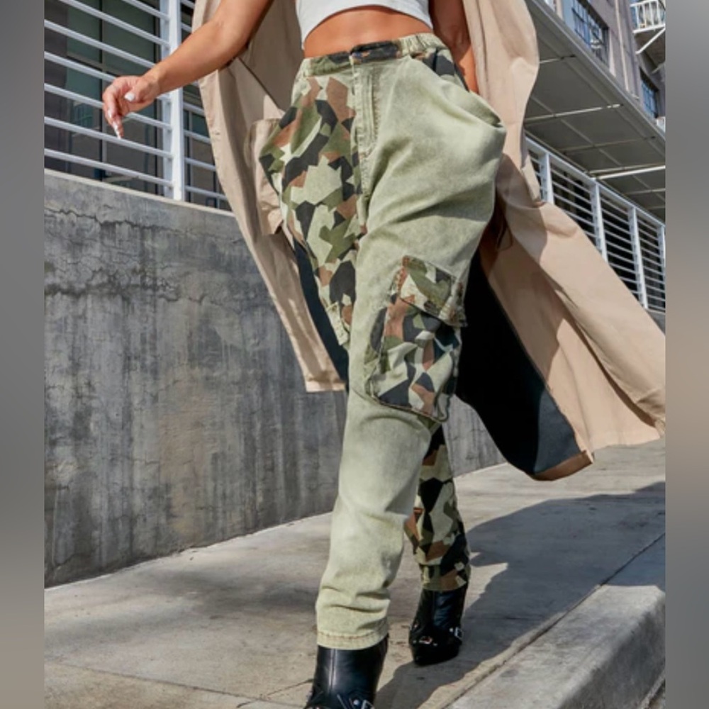 Fashion Nova Camouflage slouchy, cargo Pants